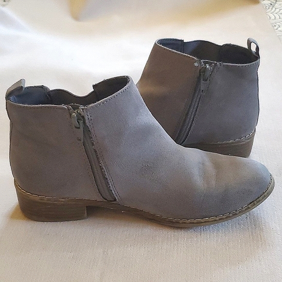 Old Navy Girls Grey Faux Suede Inner Zipper Ankle Boots Size 3 - Picture 9 of 10